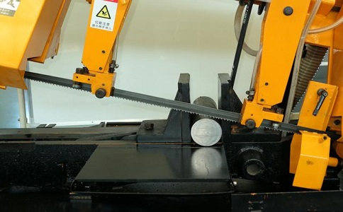 恭城数控带锯床自动送料精度会出现偏差吗？